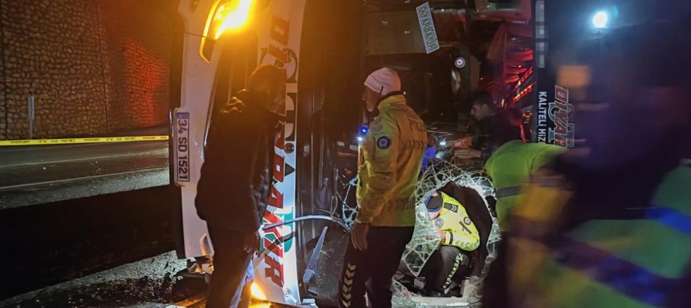 Son Dakika: Otobanda yine yolcu otobüsü devrildi: Yaralılar var..