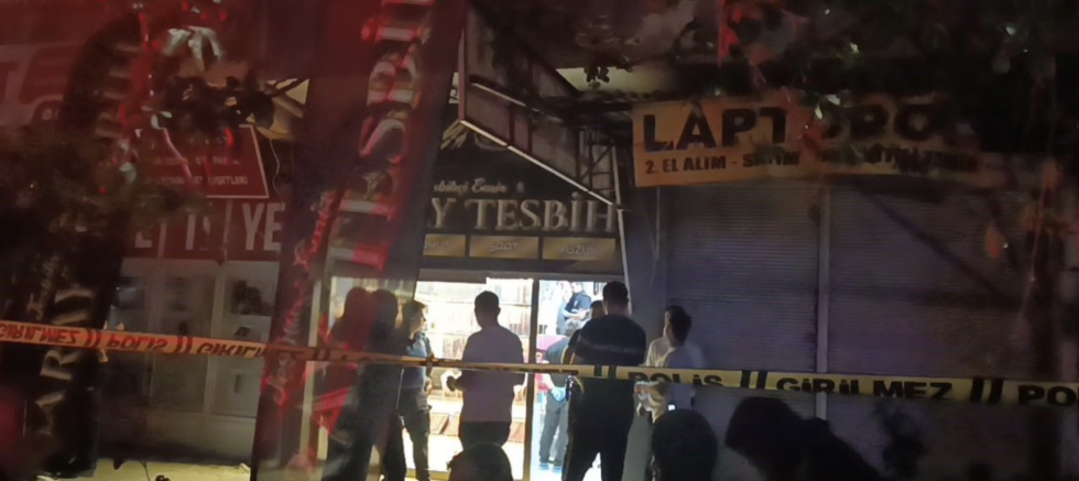 SON DAKiKA: Yemek yerken eşini vurup öldürdü