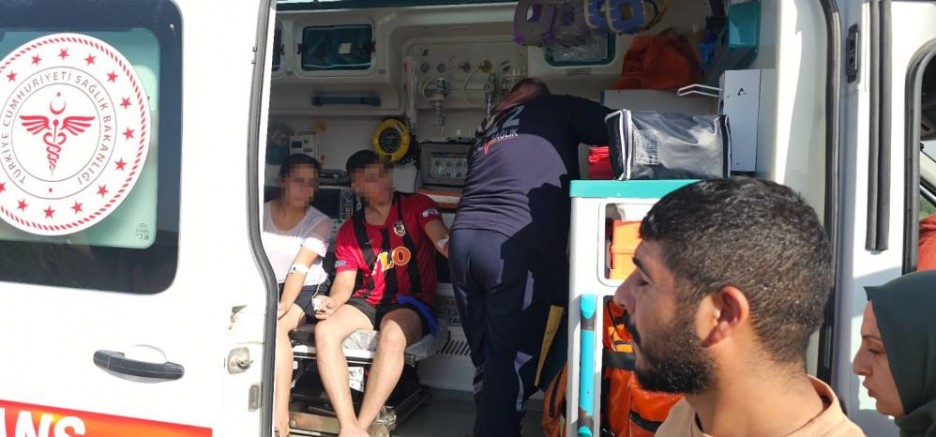 Suda çırpınan 2 genci çevredekiler son anda kurtardı