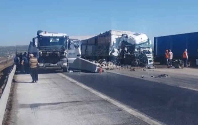 TAG Otoyolu'nda 2 tır çarpıştı: 2 yaralı