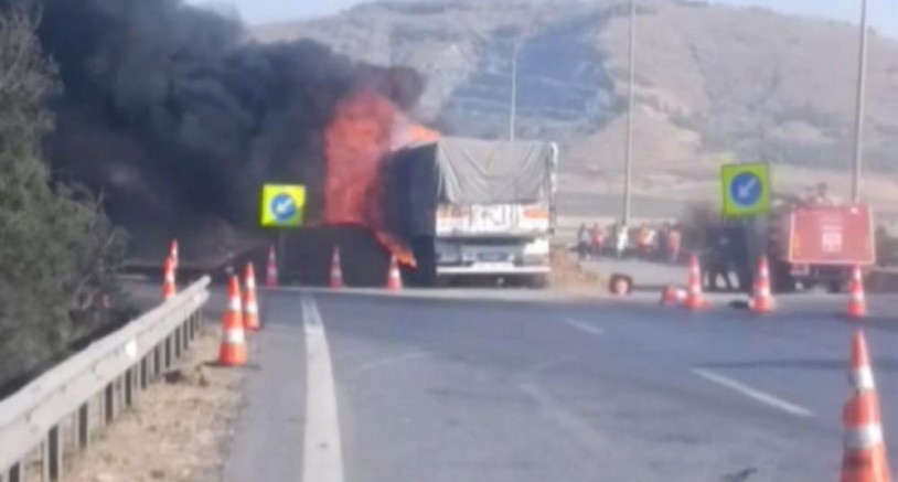 TAG Otoyolu'nda arpa yüklü tır yandı, sürücü yaralandı
