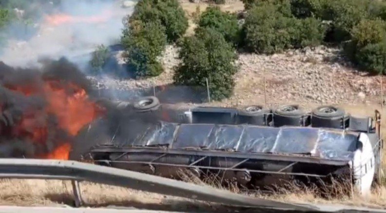 TAG Otoyolu'nda devrilen tır yandı: 1 yaralı