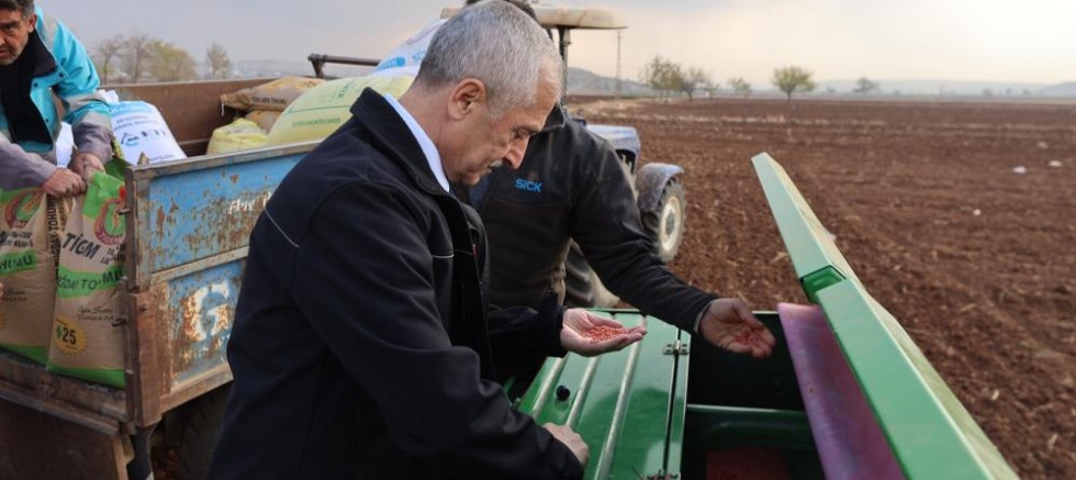 Tahmazoğlu dağıttığı tohumları çiftçilerle ekti