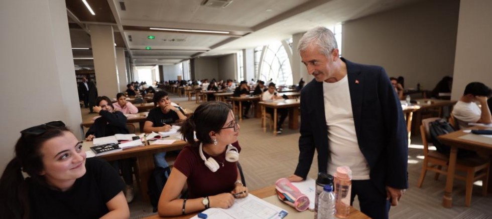 Tahmazoğlu, Şahinbey Millet Kütüphanesi’nde öğrencileri ziyaret etti