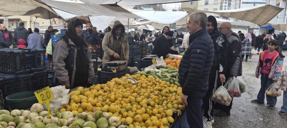 Tahmazoğlu, semt pazarı esnafını ziyaret etti