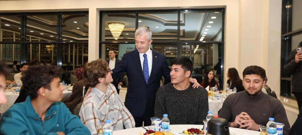 Tahmazoğlu, YKS'de ilk bine giren gençlerle buluştu