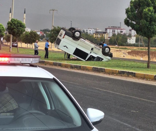 Takla atan minibüsten yara almadan kurtuldu