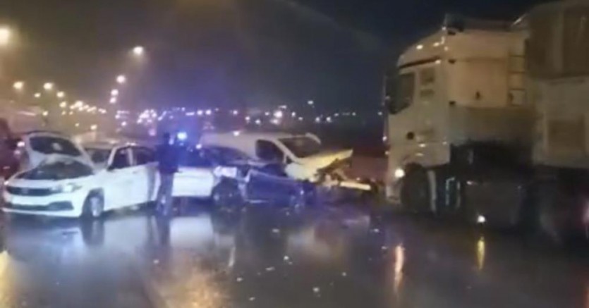 Tarsus-Adana-Gaziantep Otoyolu'nda 12 aracın karıştığı zincirleme kaza: 13 yaralı