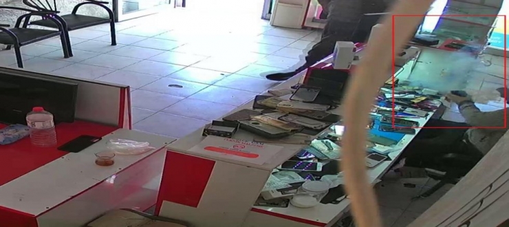 Telefon bataryası tamir sırasında alev alarak patladı