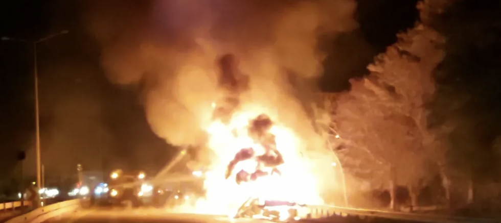 Tiner yüklü tır patlaya patlaya yanıyor! Yol kapandı