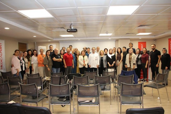 "TIP DÜNYASINDA YENİ ADIMLAR: AKADEMİSYENLER VE HEKİMLER BİRLİKTE ÜRETİYOR"