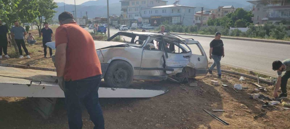 Tır ile çarpışan Tofaş hurdaya döndü: 4 yaralı