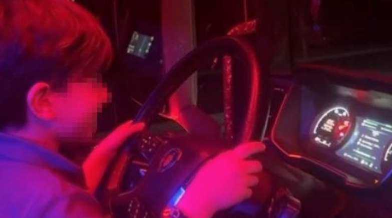 Tır kullanan 7 yaşındaki Çınar yürekleri ağza getirdi