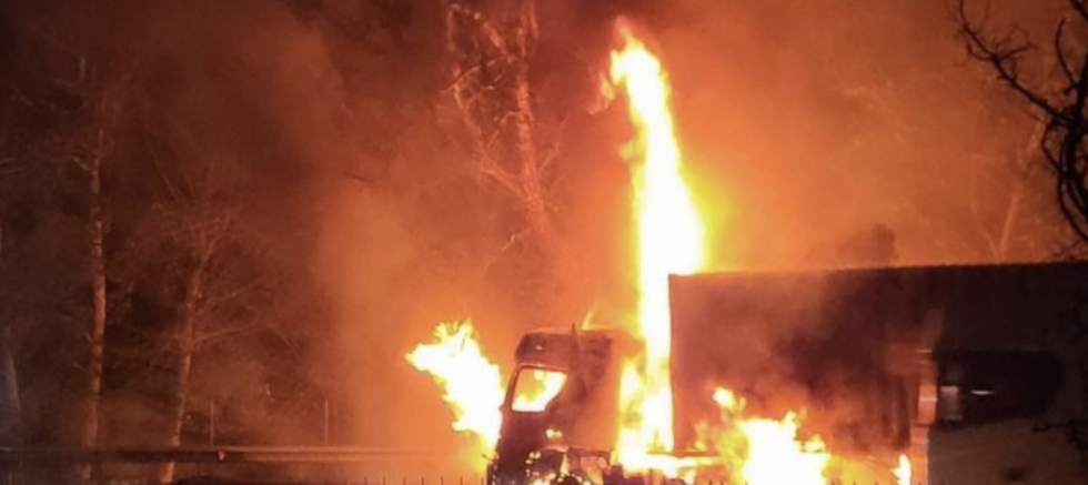 Tır ormanı yaktı!