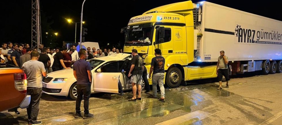 Tırla çarpışan otomobil demir yığınına döndü: 2 yaralı