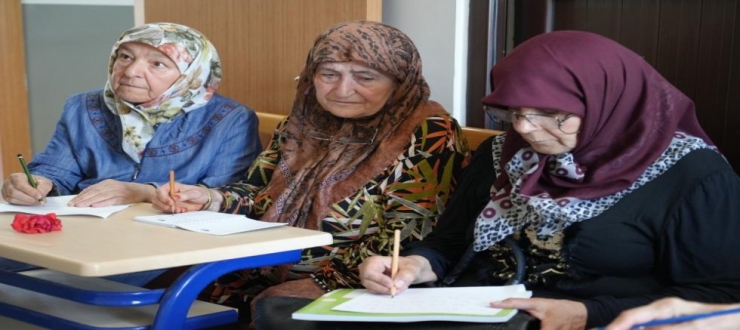 Torun sahibi ninelerin okumayı öğrenme azimleri imrendiriyor