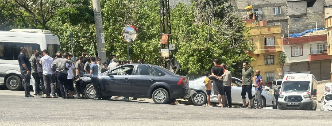 TRAFİK IŞIĞI OLMAYAN ANA CADDEDE FECİ KAZA