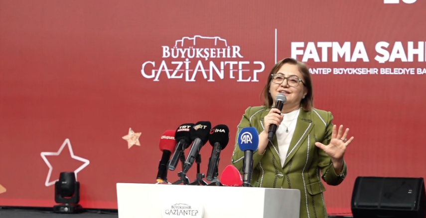 "Tüm Salon Ayakta, Tek Bir Yemin: Fatma Şahin 2028 Rekoru İçin 'Şeref Sözü' Verdi!"