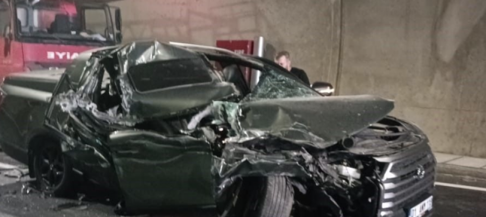 Tünelde tıra arkadan çarpan otomobilin sürücüsü ağır yaralandı