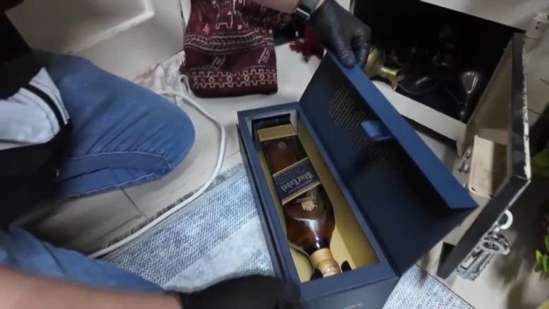 Üfürükçünün hesabından 45 milyon, evinden viski, silah ve uyuşturucu çıktı