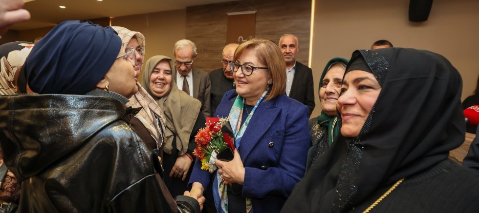  UMREDEN DÖNEN İKİNCİ KAFİLE BAŞKAN FATMA ŞAHİN İLE BİR ARAYA GELDİ