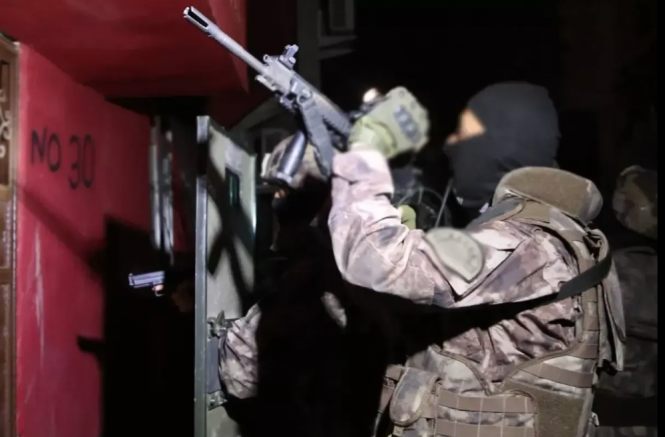 Uyuşturucu baskınında çatışma: Zanlı öldürüldü, bir polis yaralı