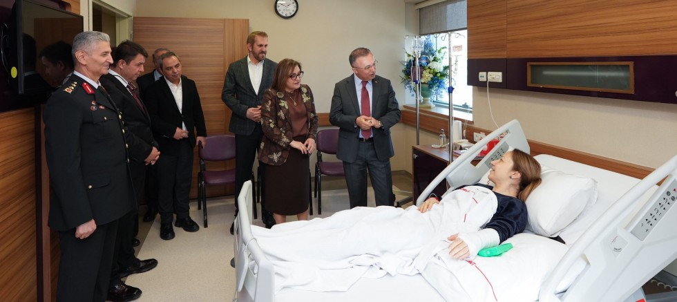 Vali Çeber ve Başkan Şahin’den Milletvekili Bakbak’a Geçmiş Olsun Ziyareti