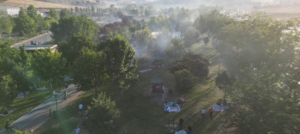 VATANDAŞLAR ŞAHİNBEY BELEDİYESİ’NİN PARKLARINDA SERİNLİYOR