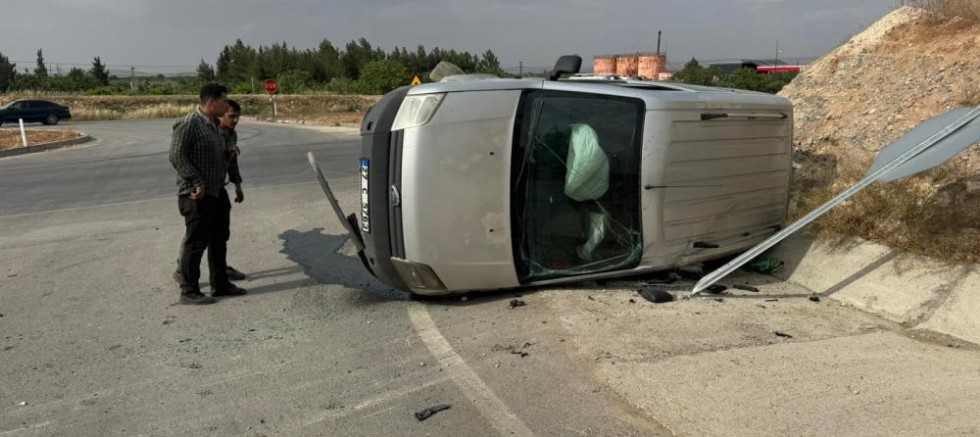 Viraja hızlı giren aracı 'DUR' tabelası durdurdu