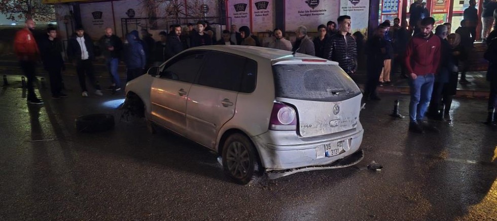 Yağış sonrası çöken yol kazaya neden oldu: 3 yaralı