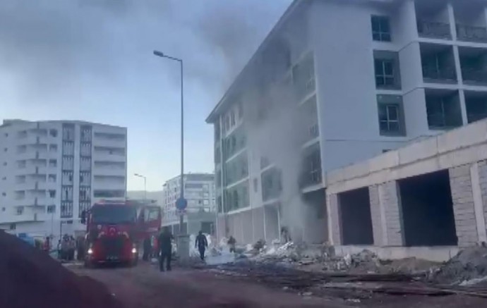 Yapımı devam eden deprem konutundaki yangın söndürüldü