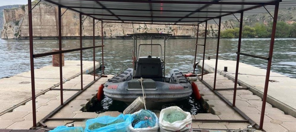 Yasak olmasına rağmen ağ atarak balık avlayan 2 şahıs yakalandı