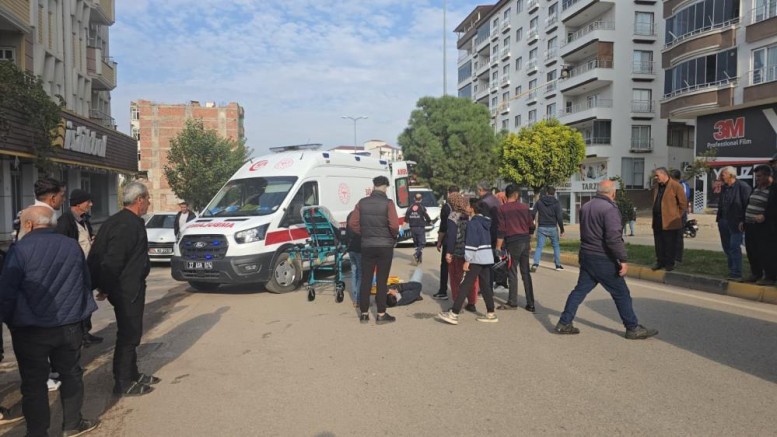 Yayaya yol veren minibüse çarpan motosikletli yaralandı