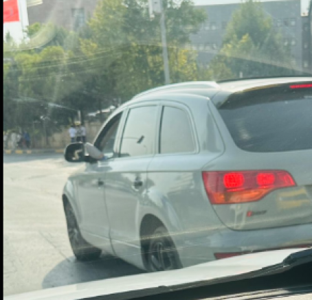 Yeni "Trend" Tehlike Saçıyor: Ayağı Arabadan Çıkarıp Araç Kullanmak Moda Oldu!