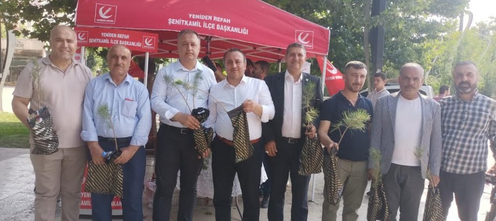 YENİDEN REFAH PARTİSİ ŞEHİTKAMİL TEŞKİLATI GAZİANTEP'TE ÇAM FİDANI DAĞITTI.