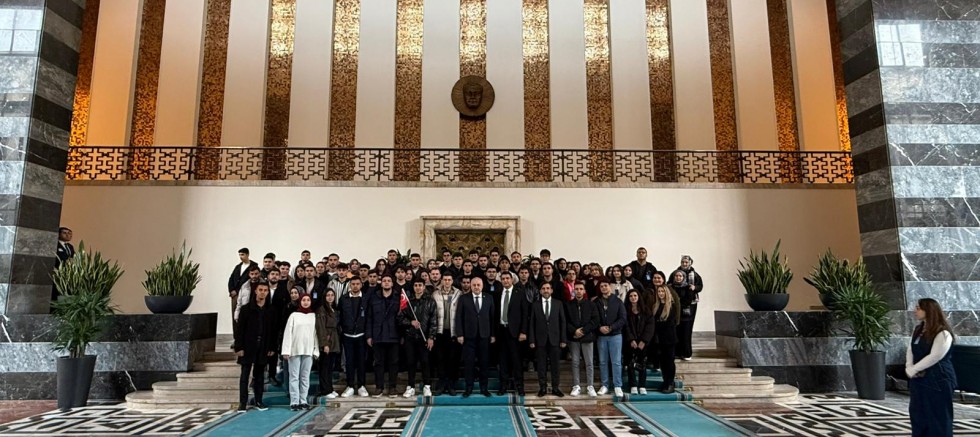 Yılmaz Gençlerle Başkentte Bir Arada: “Gezilerimiz Sürekli Devam Edecek”