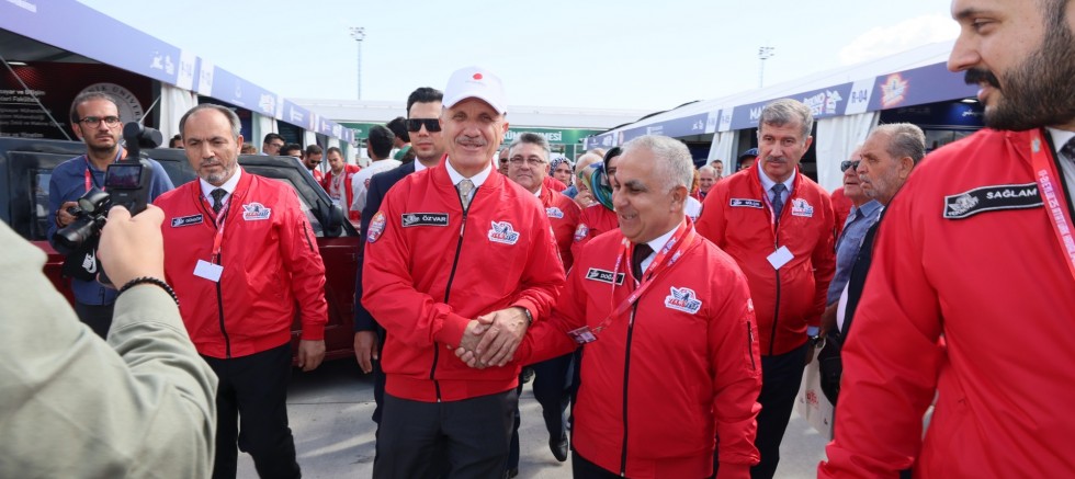 YÖK BAŞKANI PROF. DR. EROL ÖZVAR, GAÜN STANDINI ZİYARET ETTİ