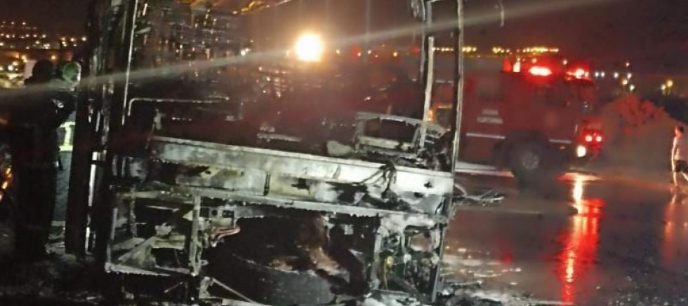 Yolcu otobüsü alev topuna döndü, şoförün erken fark etmesi faciayı önledi