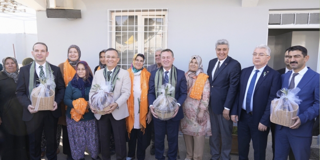 ZEYTİN FESTİVALİ AÇILIŞI ÖNCESİ PROTOKOL, KARABACAK ZEYTİNYAĞI’NDA SEMBOLİK SIKIM GERÇEKLEŞTİRDİ